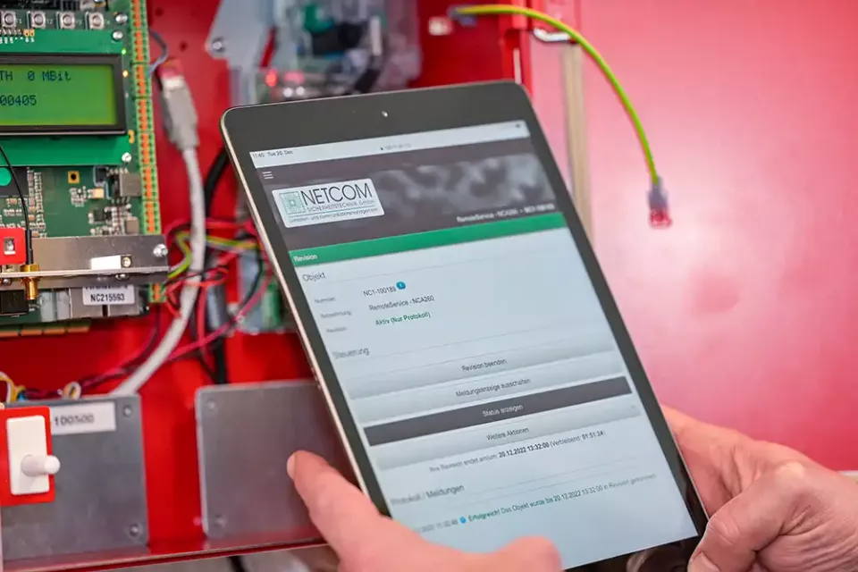 Das Webportal ist auf einem Tablet zu sehen